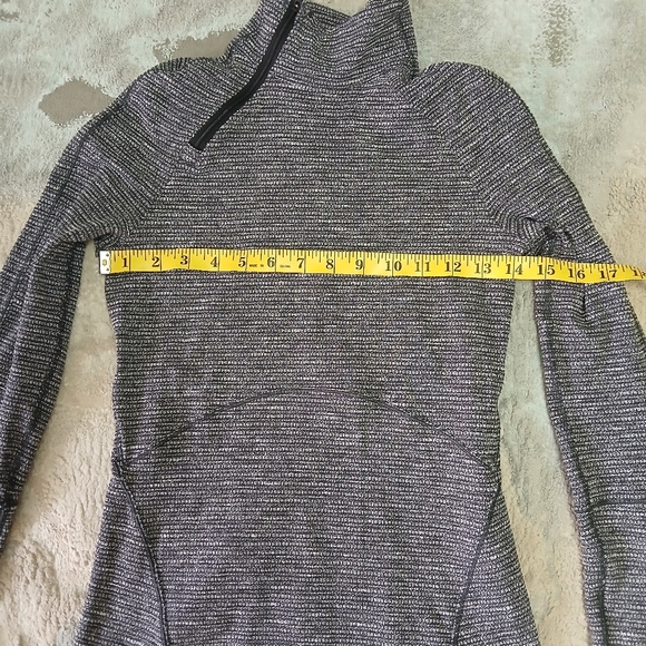 Lululemon Brisk Running 1/2‎ Zip - Picture 8 of 9